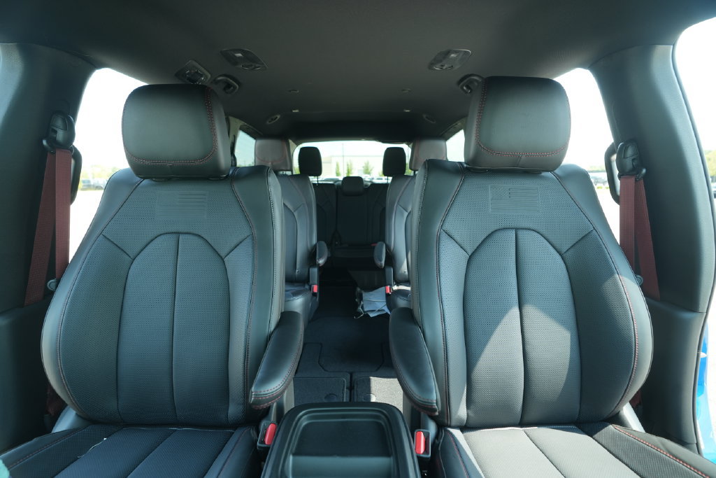 New 2027 Chrysler Pacifica Select FWD image 37