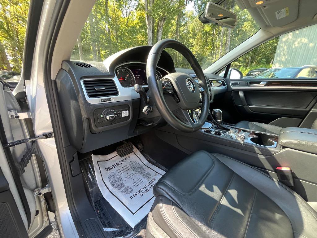 Used 2013 Volkswagen Touareg Executive AWD/4WD image 18