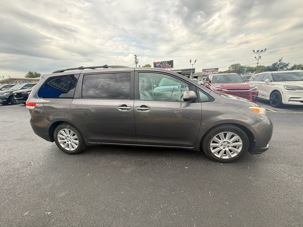 Used 2014 Toyota Sienna XLE w/ XLE Premium Package FWD image 2