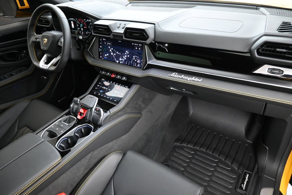 Used 2025 Lamborghini Urus SE AWD/4WD image 30