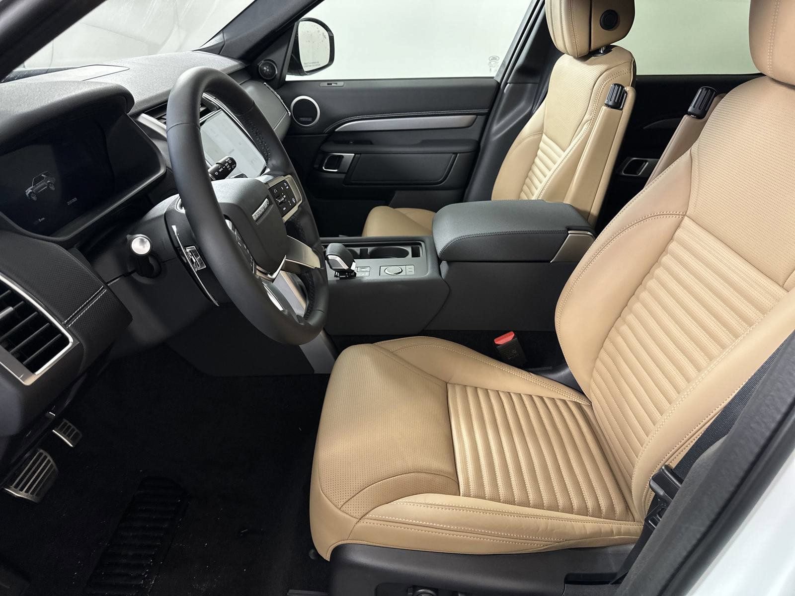 Used 2025 Land Rover Discovery Dynamic SE AWD/4WD image 4