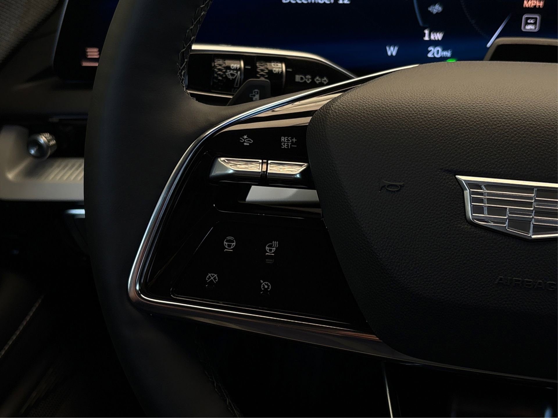 New 2025 Cadillac Optiq Sport 1 w/ LPO, ONYX Package image 27