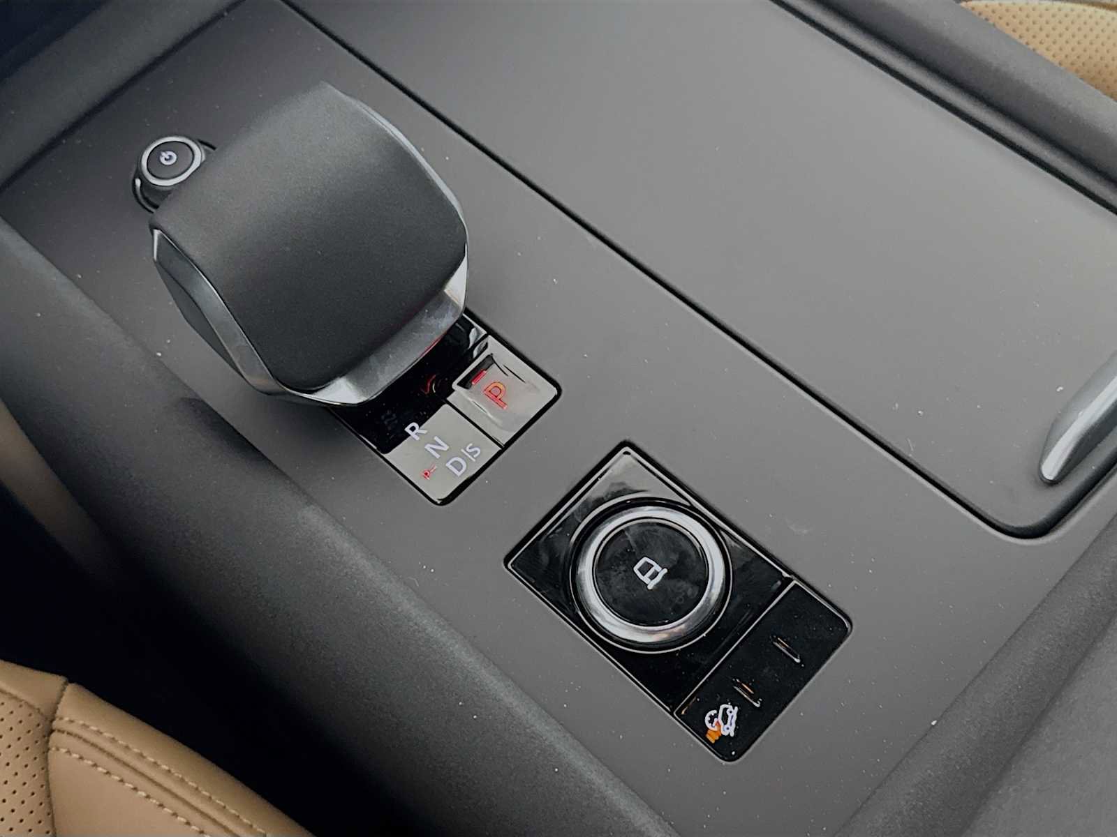 New 2025 Land Rover Discovery Dynamic SE image 15