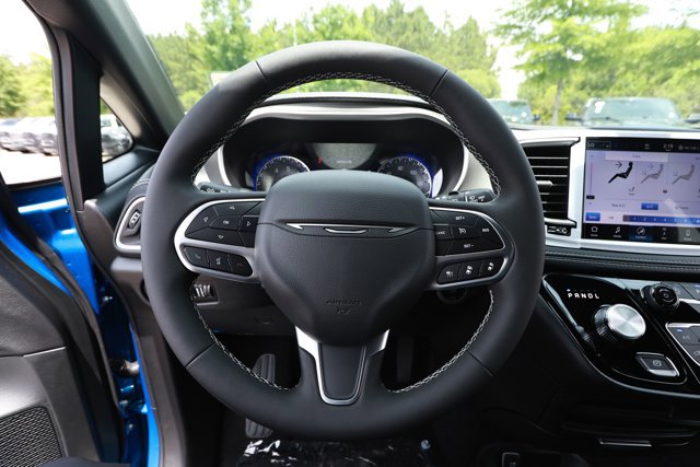 New 2027 Chrysler Pacifica Select FWD image 11