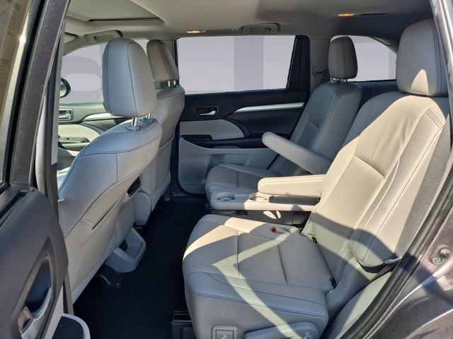 Used 2019 Toyota Highlander XLE AWD/4WD image 16