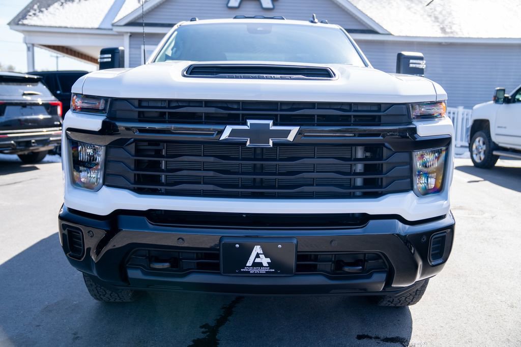 Used 2025 Chevrolet Silverado 2500 Custom w/ Custom Value Package image 10