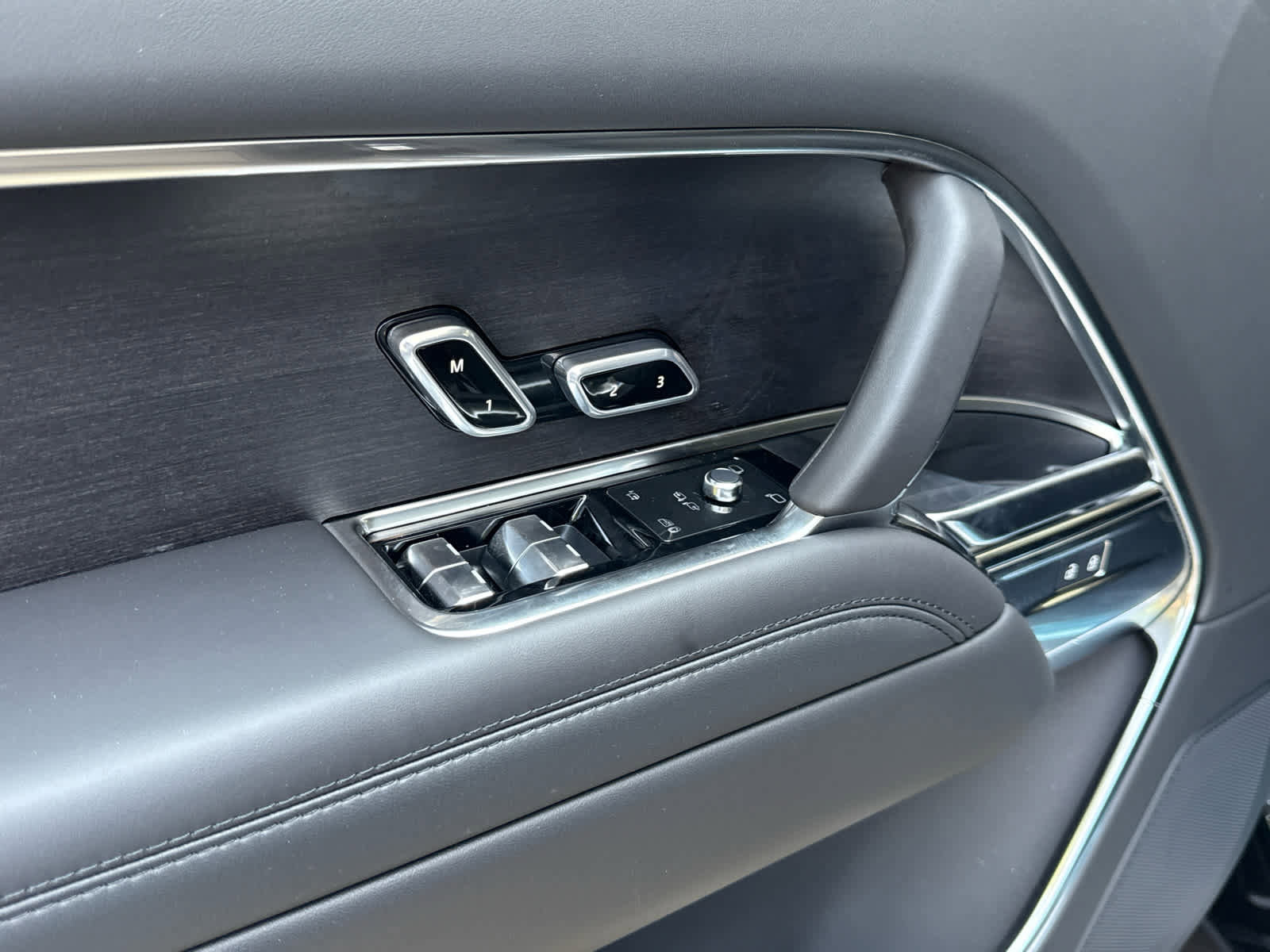 New 2025 Land Rover Range Rover SE image 15