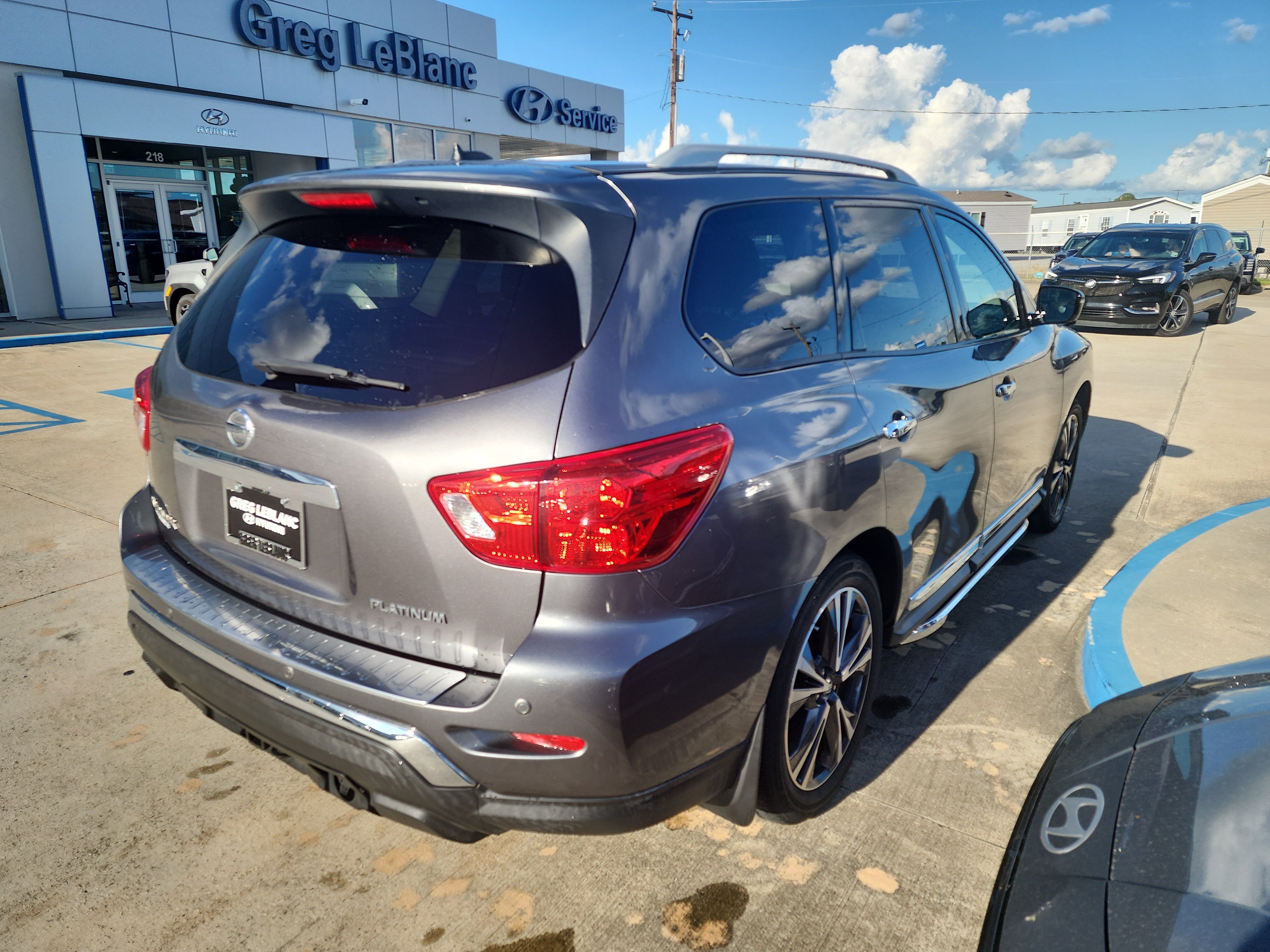 Used 2017 Nissan Pathfinder Platinum w/ Family Entertainment Package FWD image 7