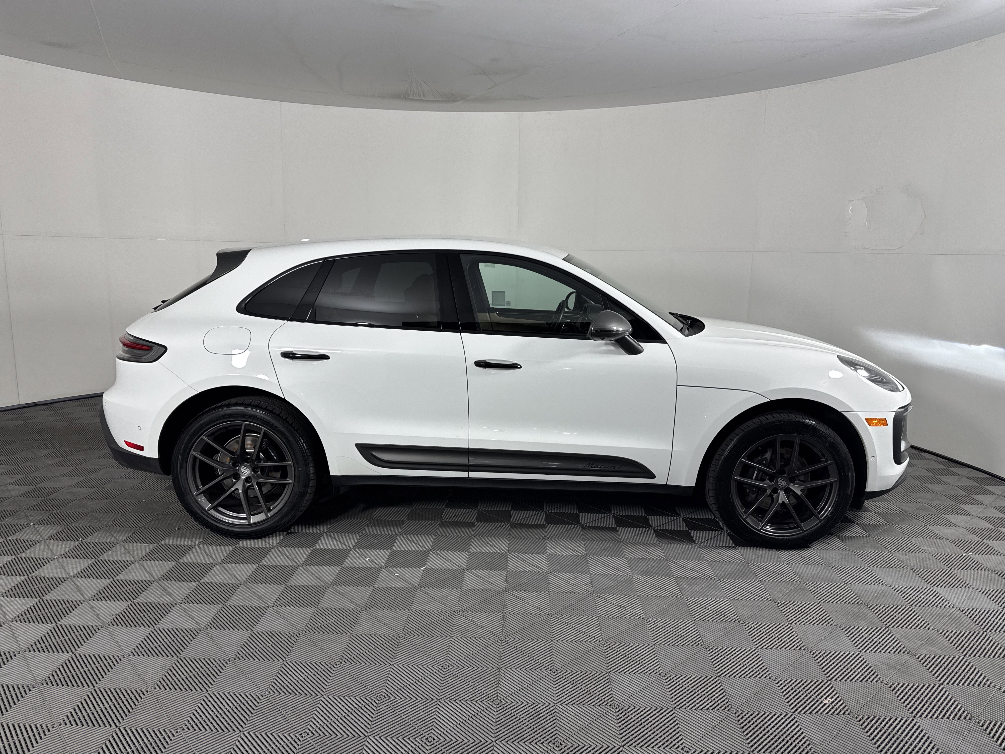 Used 2023 Porsche Macan Turbo image 3