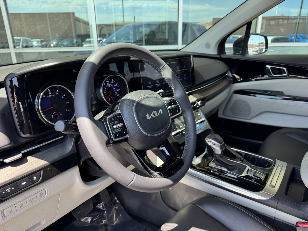 Used 2024 Kia Carnival EX FWD image 30