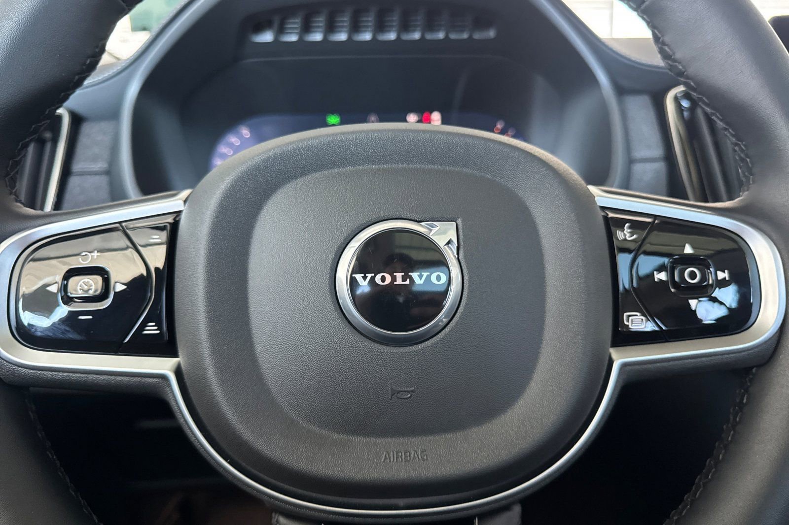 Certified 2025 Volvo XC90 B6 Core w/ Climate Package image 26