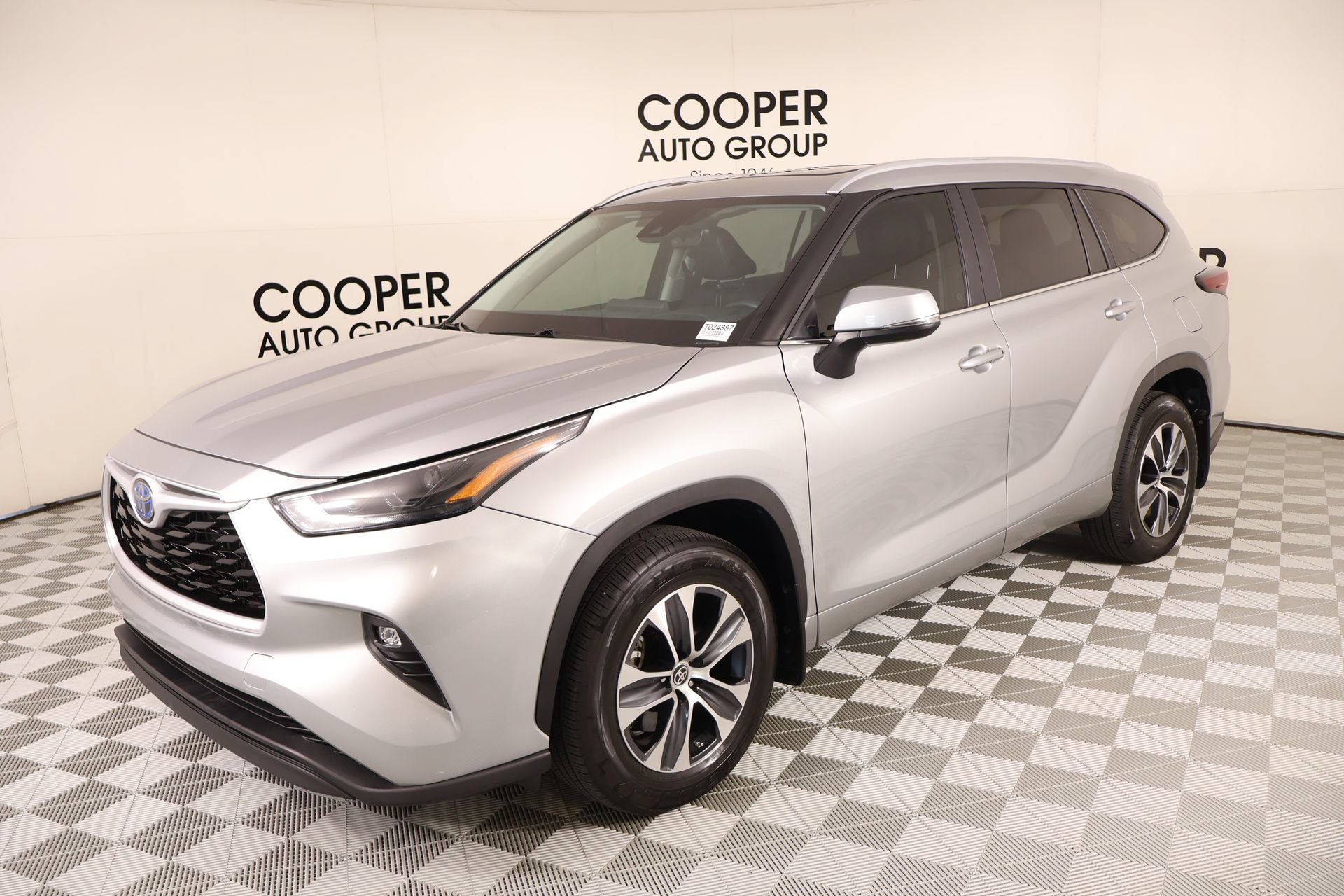 Used 2024 Toyota Highlander XLE FWD image 10
