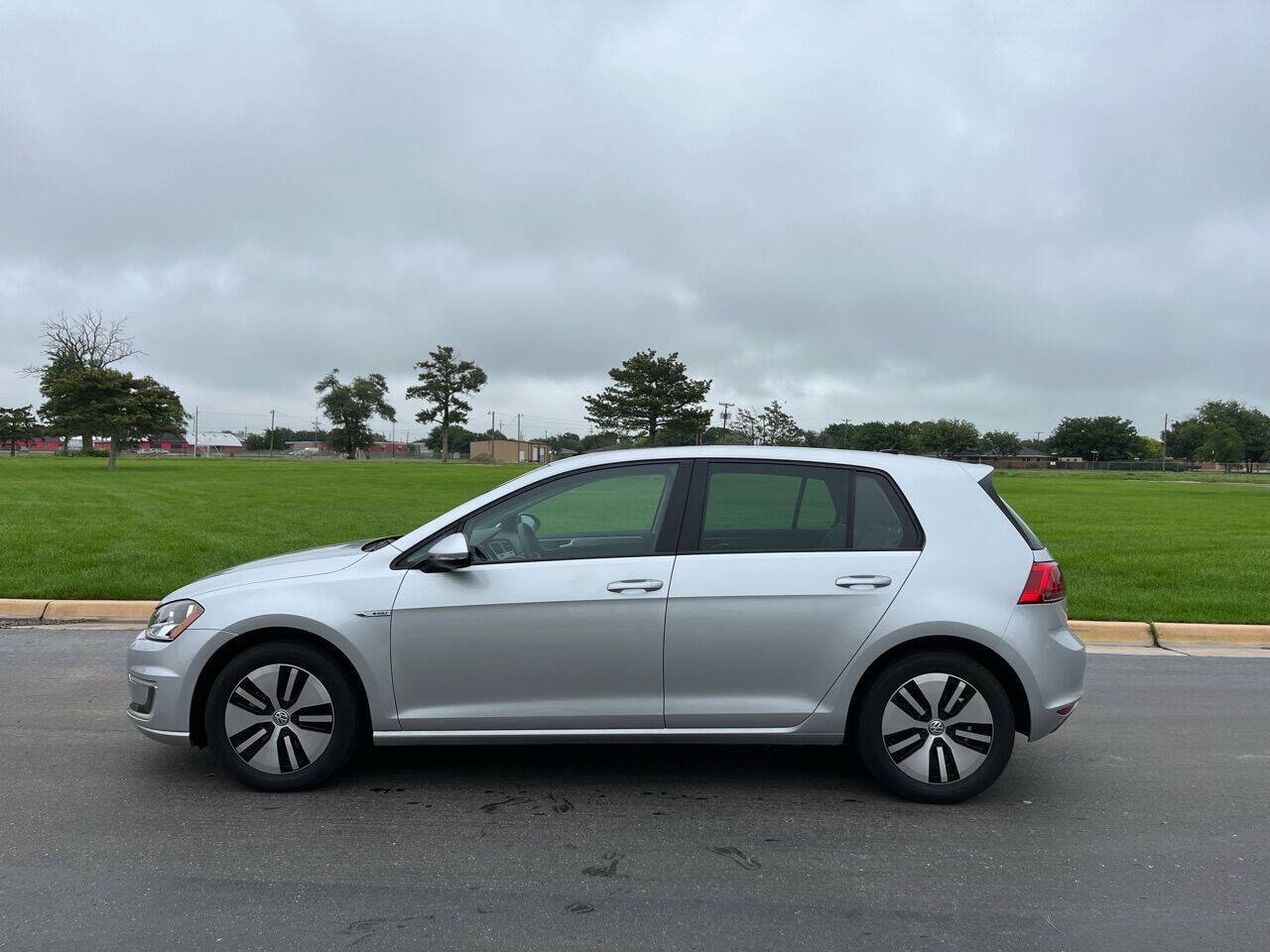 Used 2016 Volkswagen e-Golf SE w/ DC Fast Charging Package FWD image 3