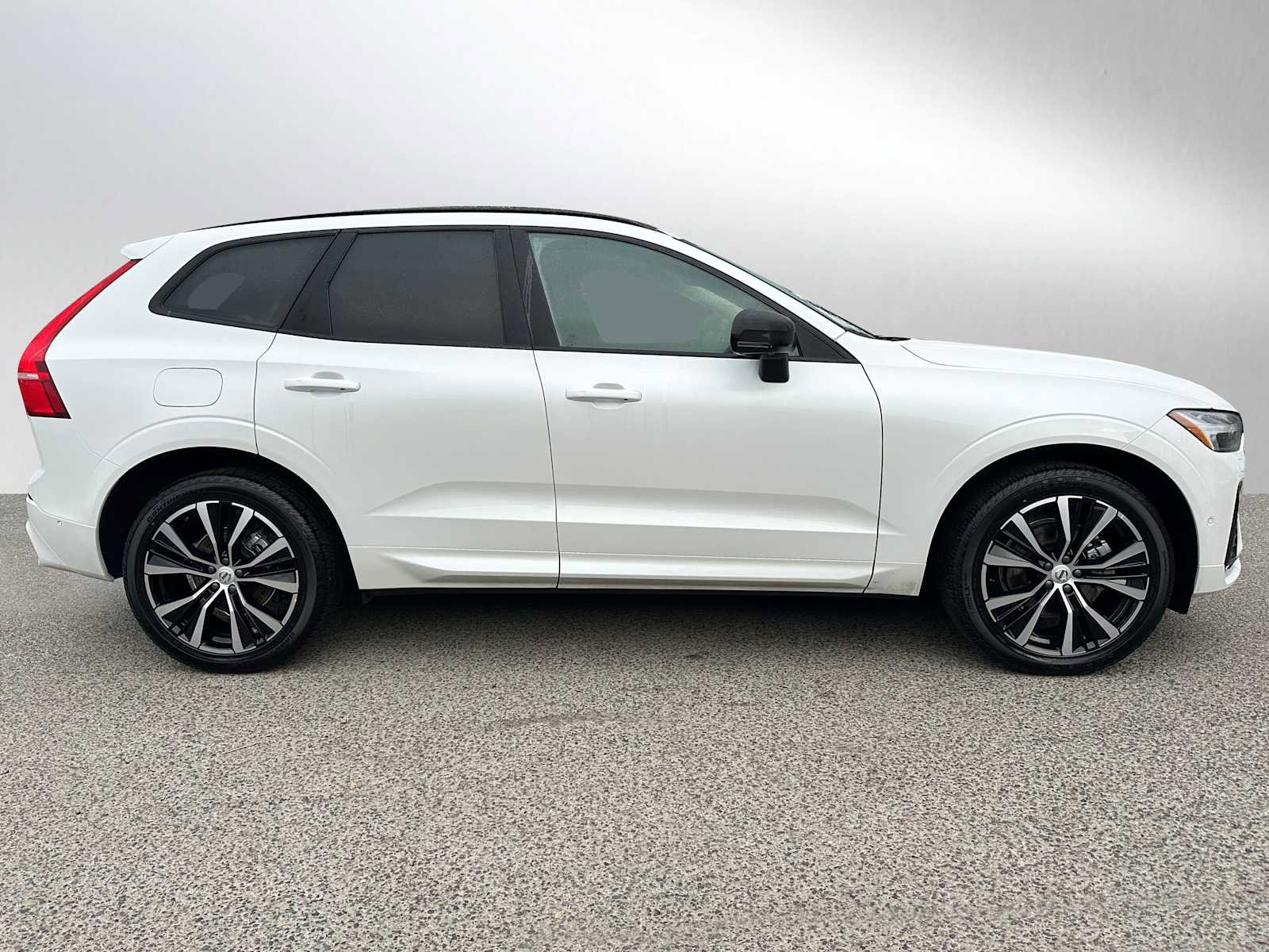 Used 2025 Volvo XC60 B5 Plus w/ Protection Package Premier image 2