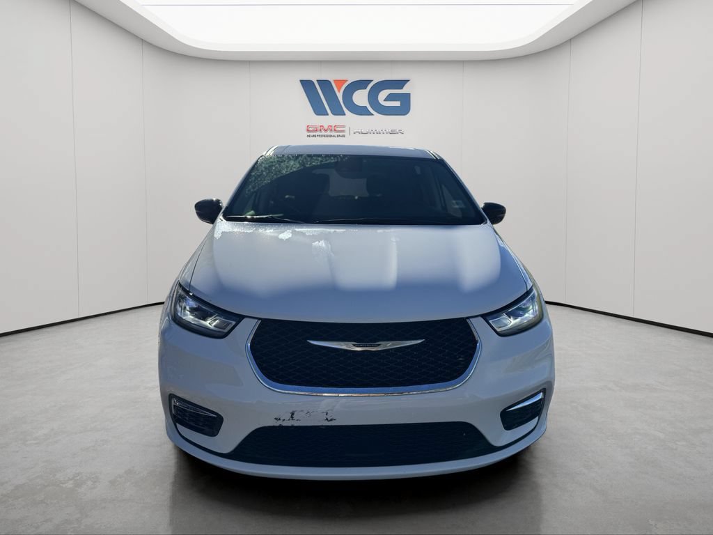 Used 2024 Chrysler Pacifica Touring-L FWD image 8
