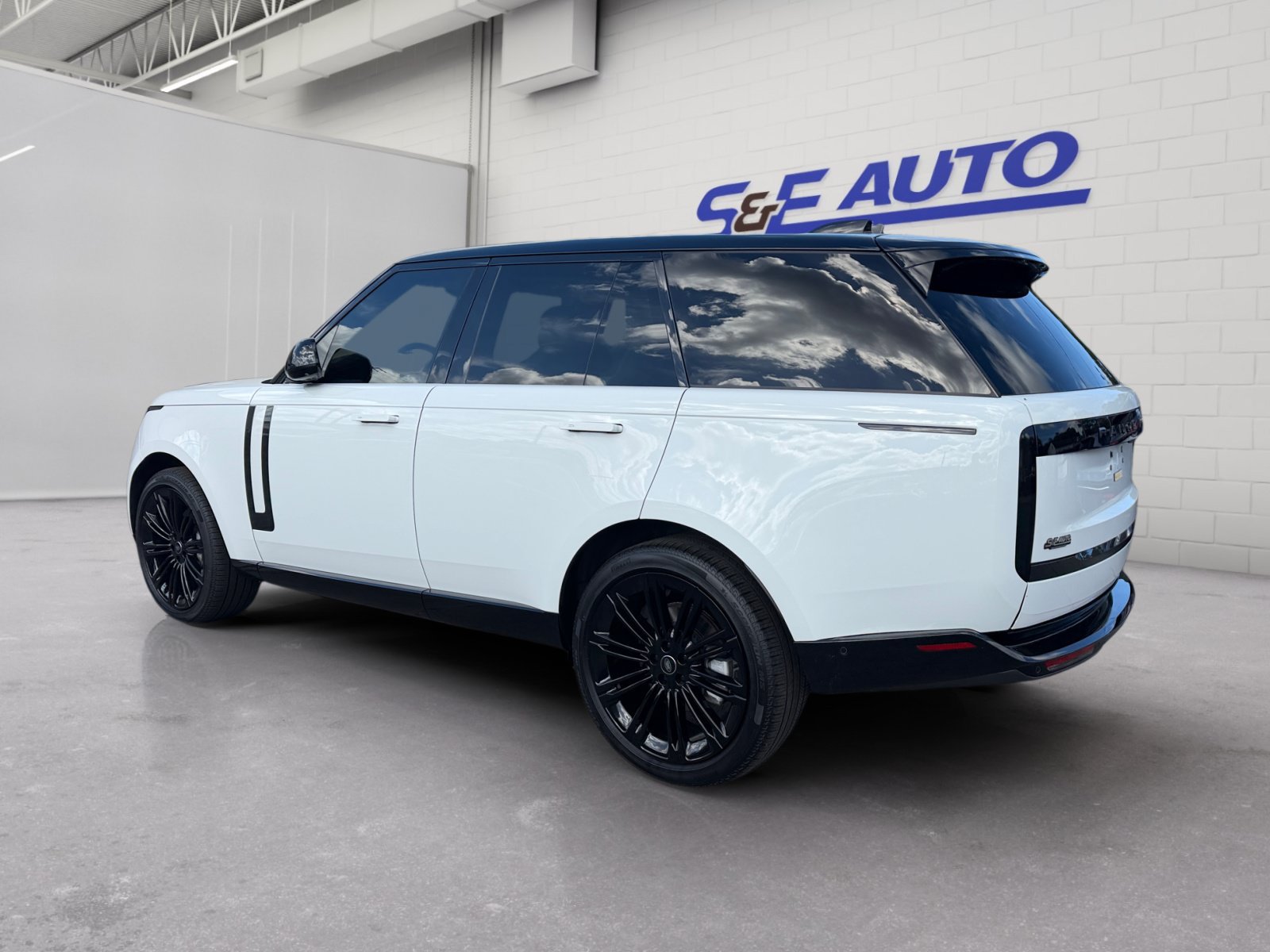 Used 2025 Land Rover Range Rover SE AWD/4WD image 3