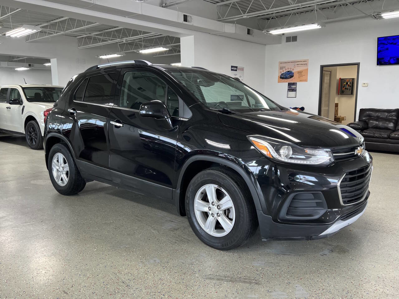 Used 2018 Chevrolet Trax LT w/ LT Convenience Package image 4