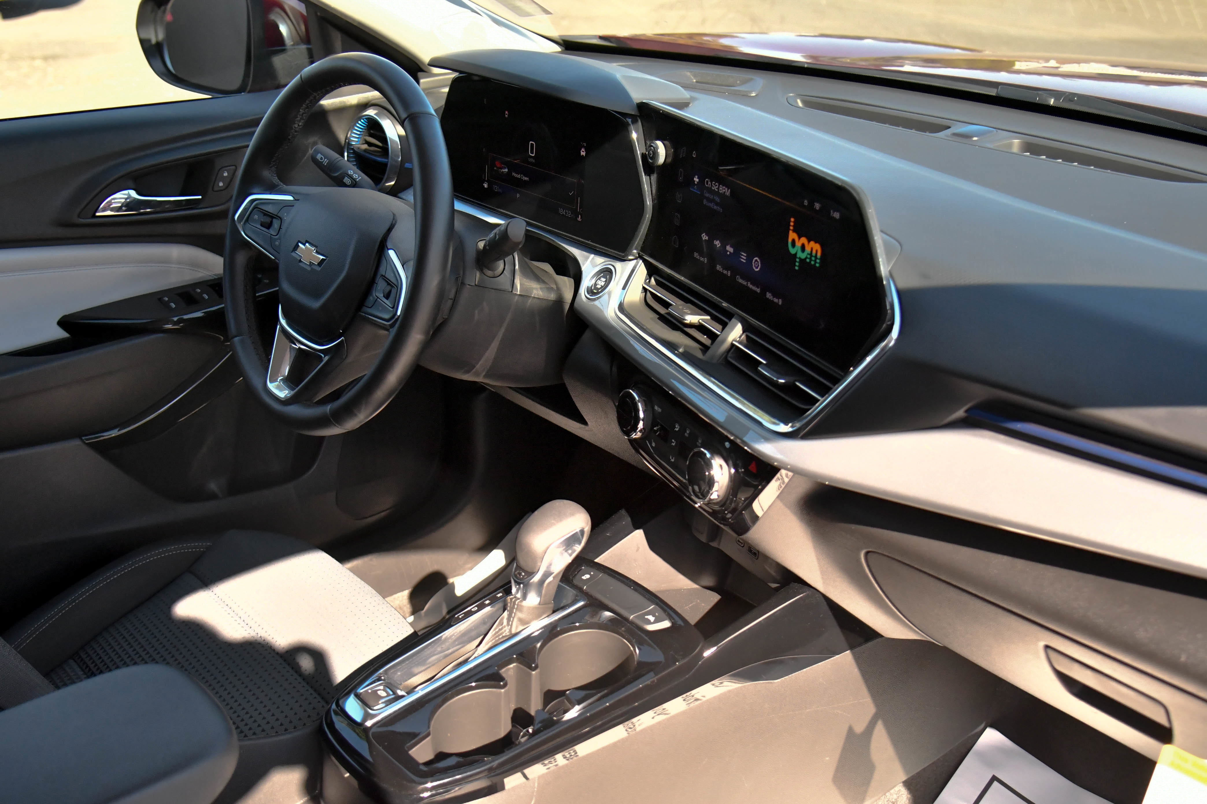 Used 2025 Chevrolet Trax LT w/ LT Convenience Package image 41