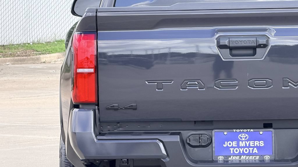 Used 2025 Toyota Tacoma SR5 AWD/4WD image 9
