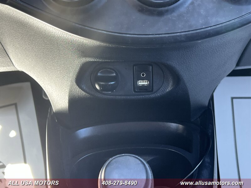 Used 2015 Toyota Yaris L image 27