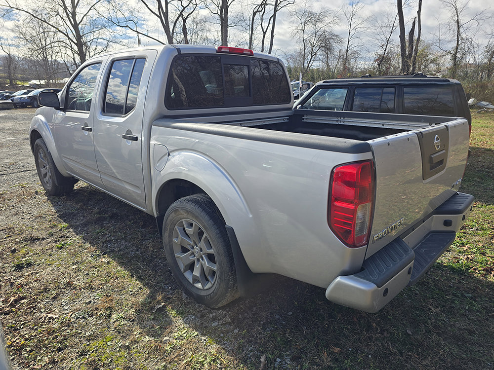 Used 2021 Nissan Frontier SV image 2