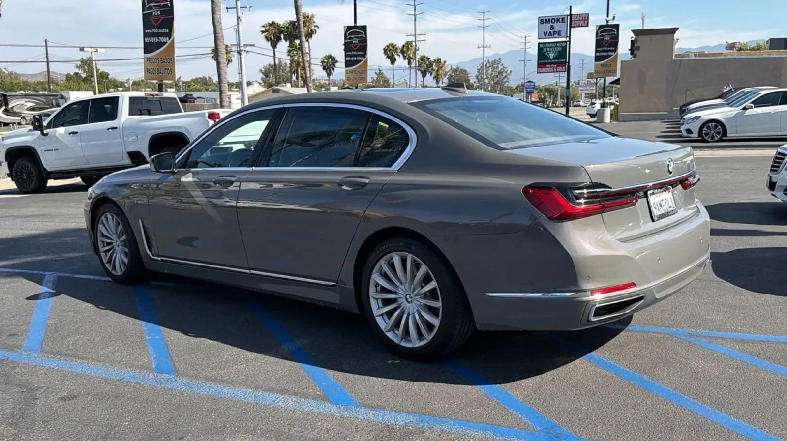 Used 2022 BMW 740i w/ Premium Package RWD image 5
