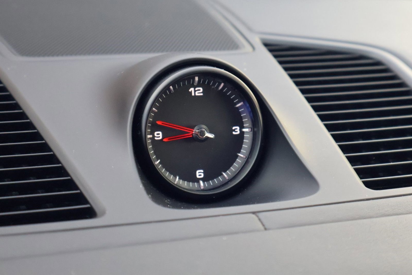 Certified 2023 Porsche Cayenne Platinum Edition image 27