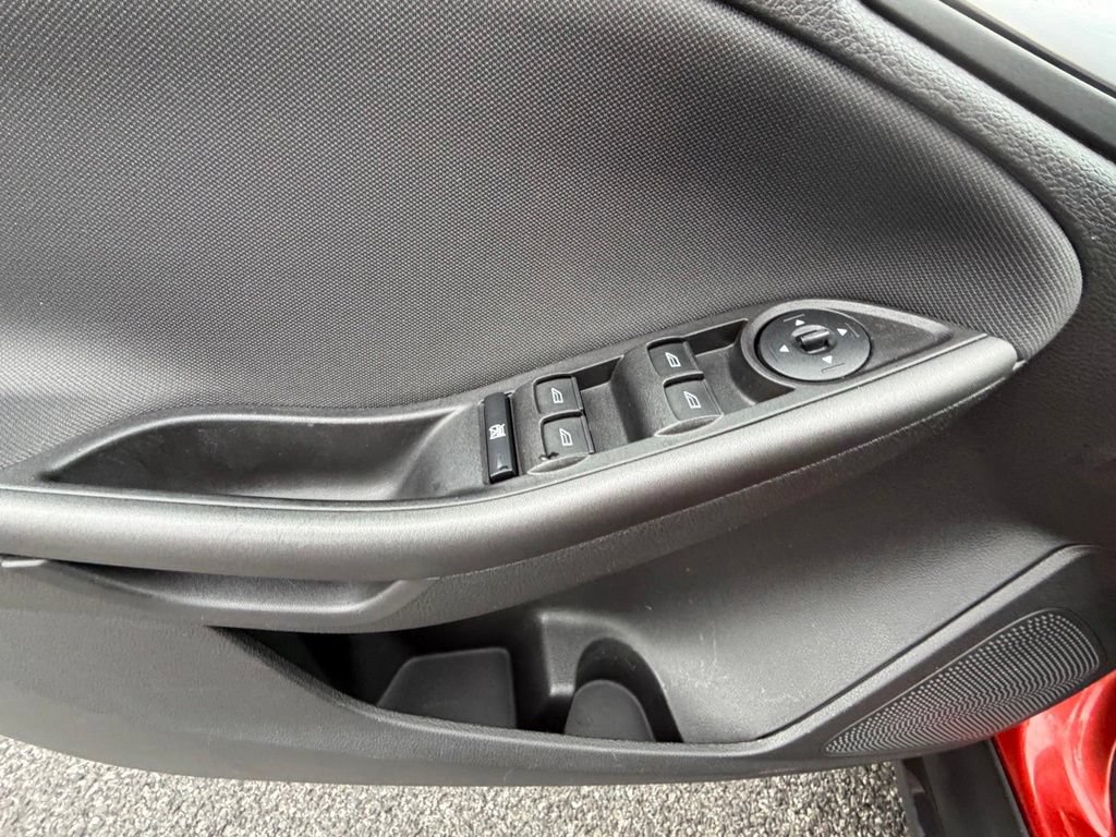 Used 2018 Ford Focus SEL w/ Cold Weather Package FWD image 15