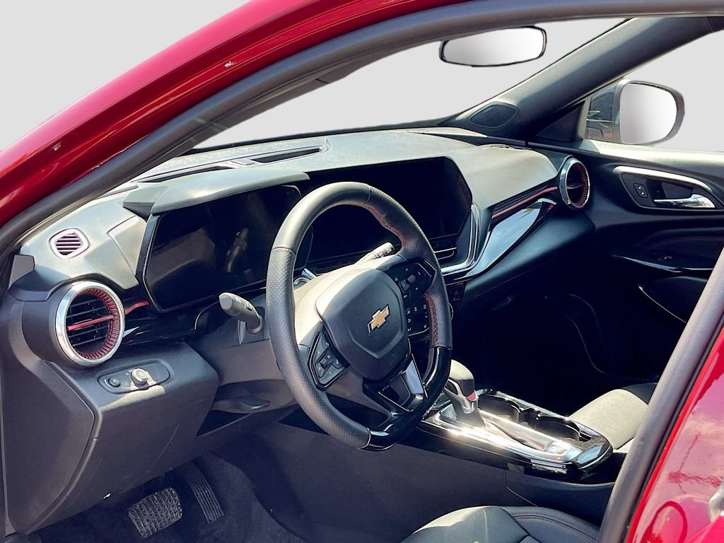 Used 2025 Chevrolet Trax RS w/ Sunroof Package FWD image 9