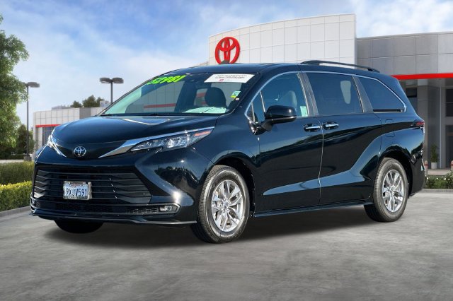 Certified 2026 Toyota Sienna XLE FWD image 10