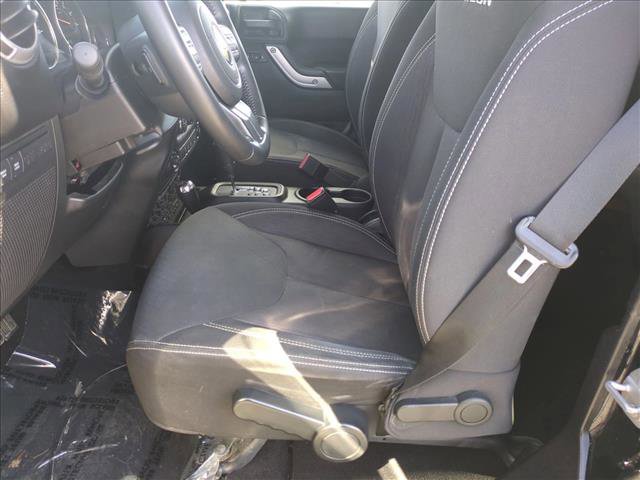 Used 2015 Jeep Wrangler Unlimited Rubicon w/ Connectivity Group image 16