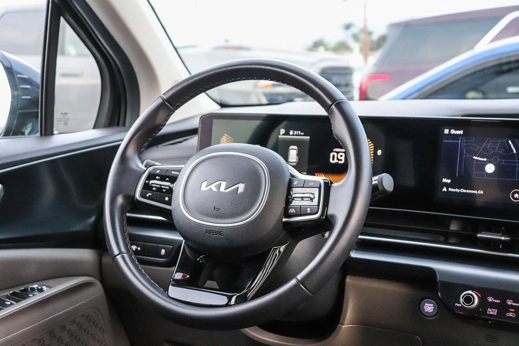 Used 2025 Kia Carnival FWD image 17