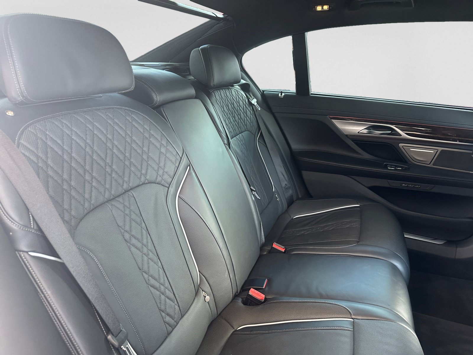 Used 2022 BMW 740i w/ M Sport Package RWD image 17