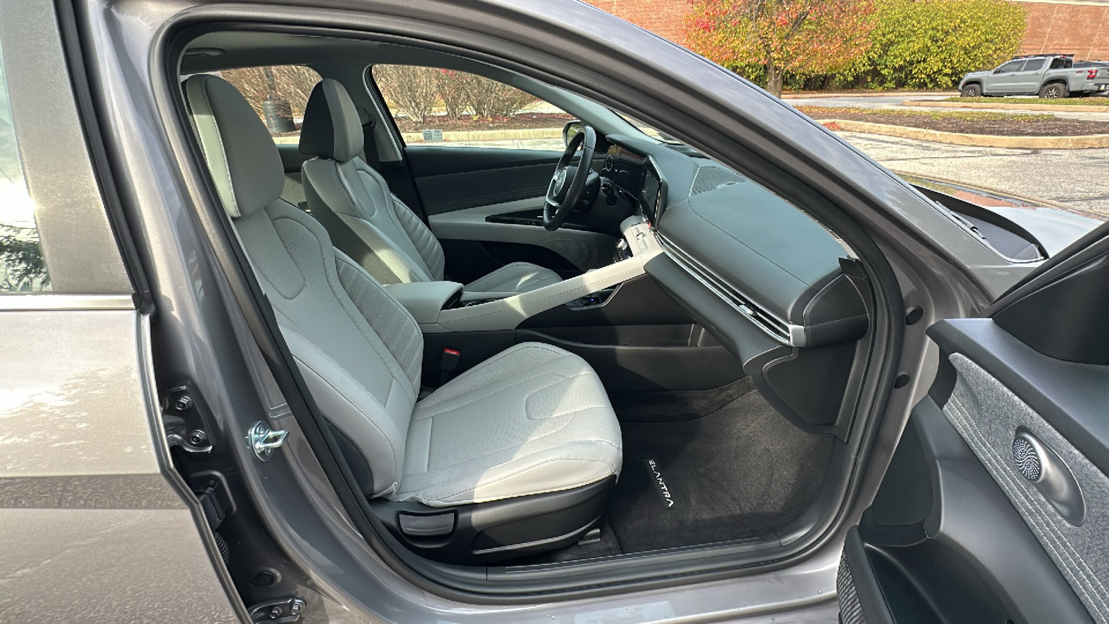 Used 2024 Hyundai Elantra Limited image 23