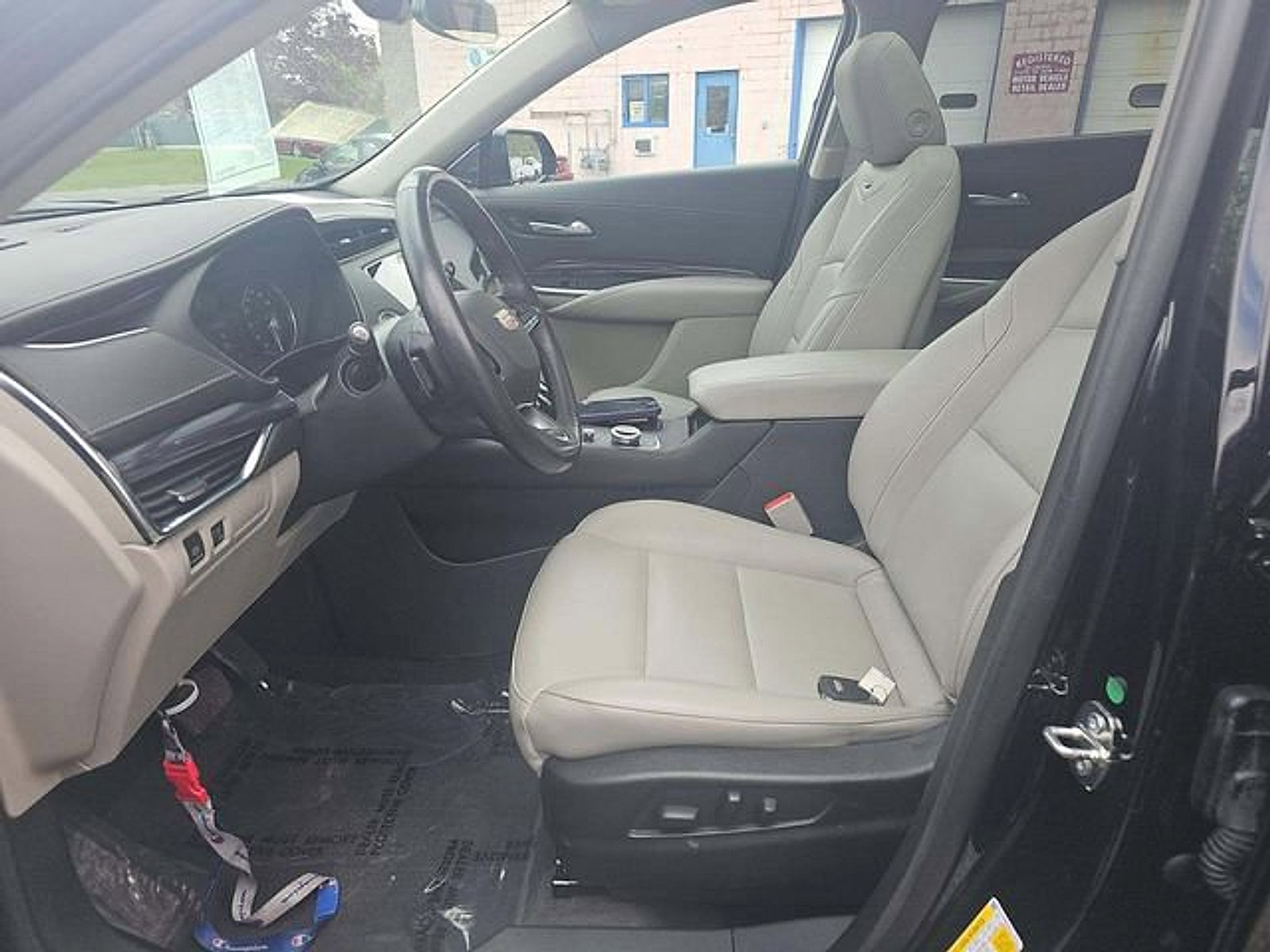 Used 2023 Cadillac XT4 Luxury w/ Cold Weather Package AWD/4WD image 5