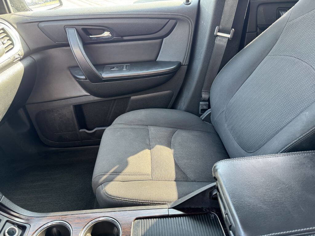 Used 2017 Chevrolet Traverse LT w/ Style and Technology Package image 15