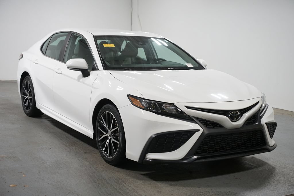 Used 2023 Toyota Camry SE FWD image 3