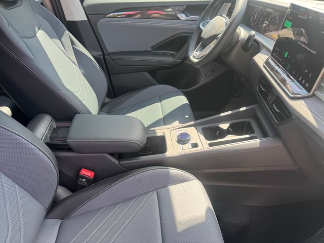 New 2026 Volkswagen Tiguan SE FWD image 13