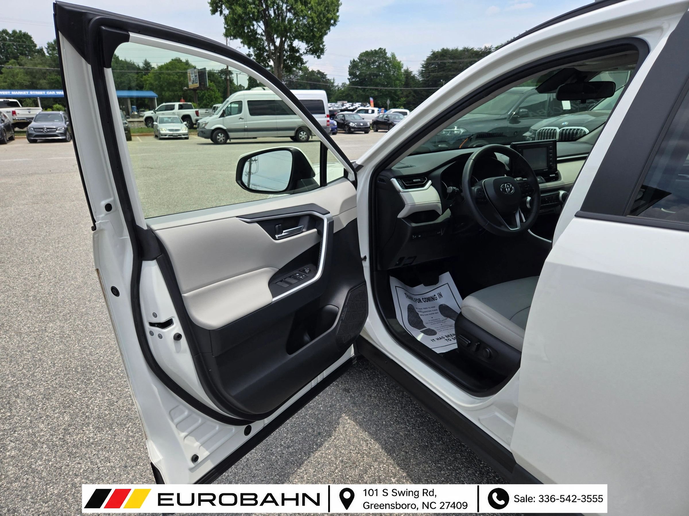 Used 2022 Toyota RAV4 XLE Premium AWD/4WD image 9
