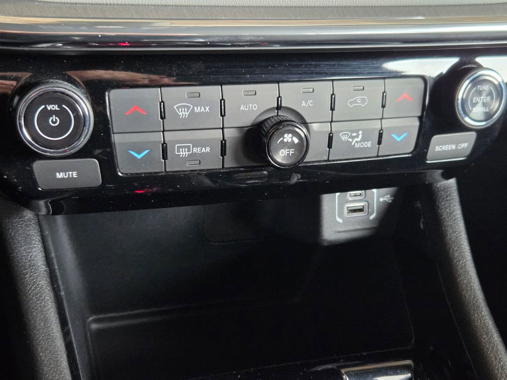 Used 2024 Jeep Compass Limited image 28