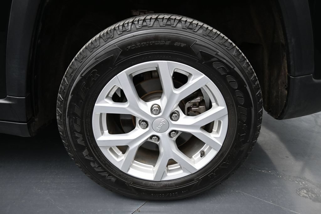 Used 2023 Jeep Grand Cherokee Limited AWD/4WD image 3