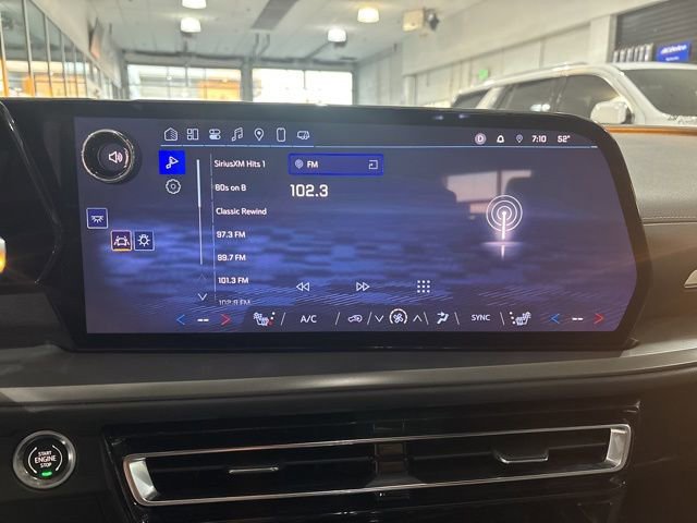 Used 2025 Chevrolet Traverse LT image 24