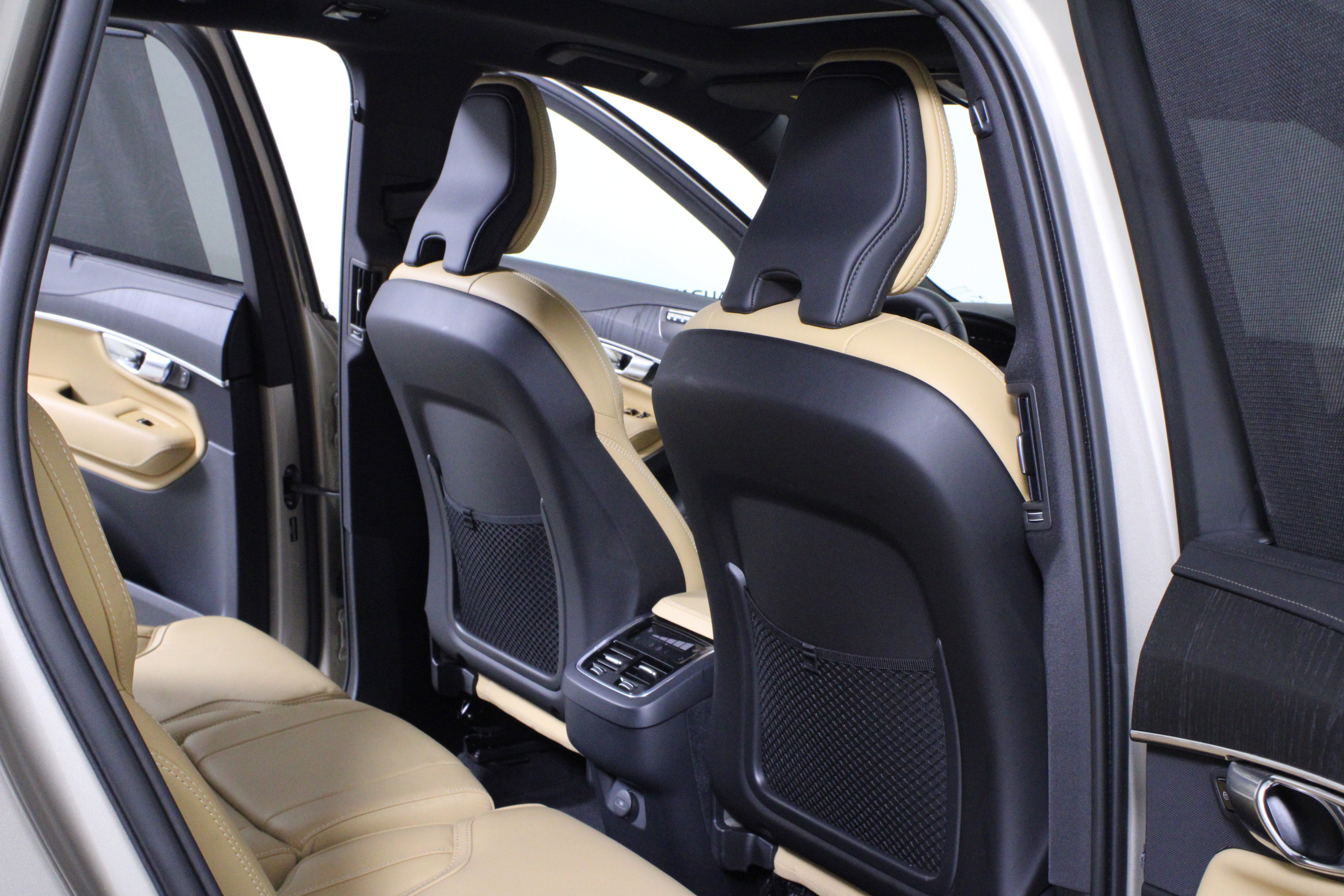 Used 2025 Volvo XC90 B6 Ultra w/ Protection Package Premier image 13