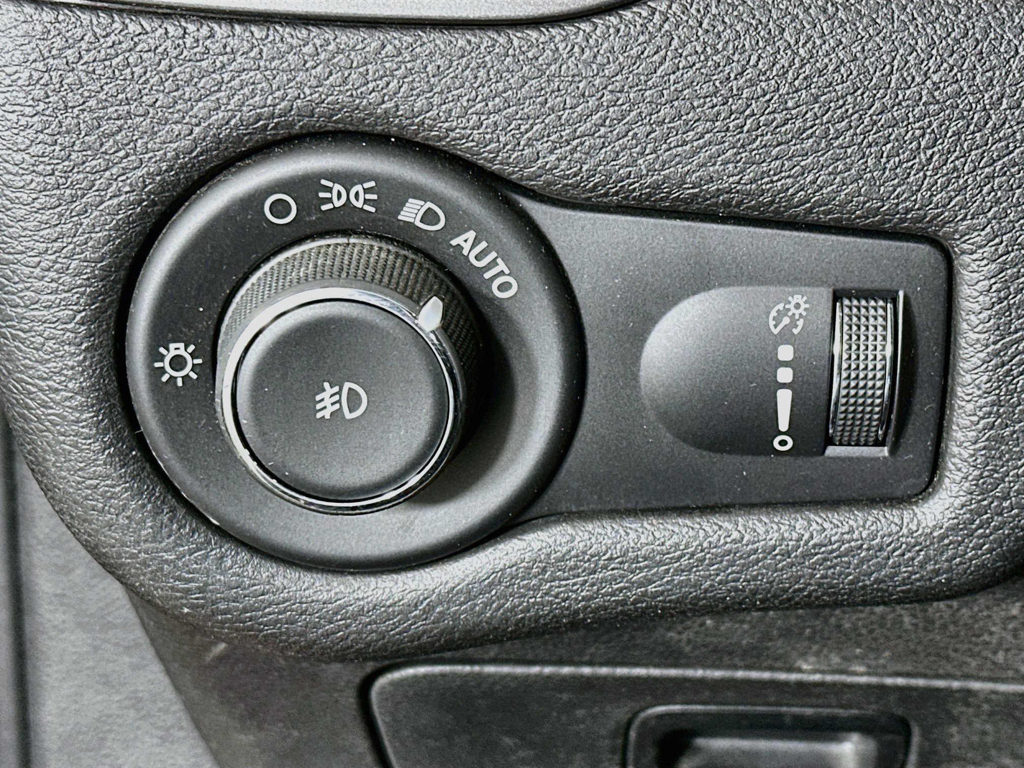 Used 2019 Jeep Cherokee Latitude w/ Popular Appearance Group FWD image 17