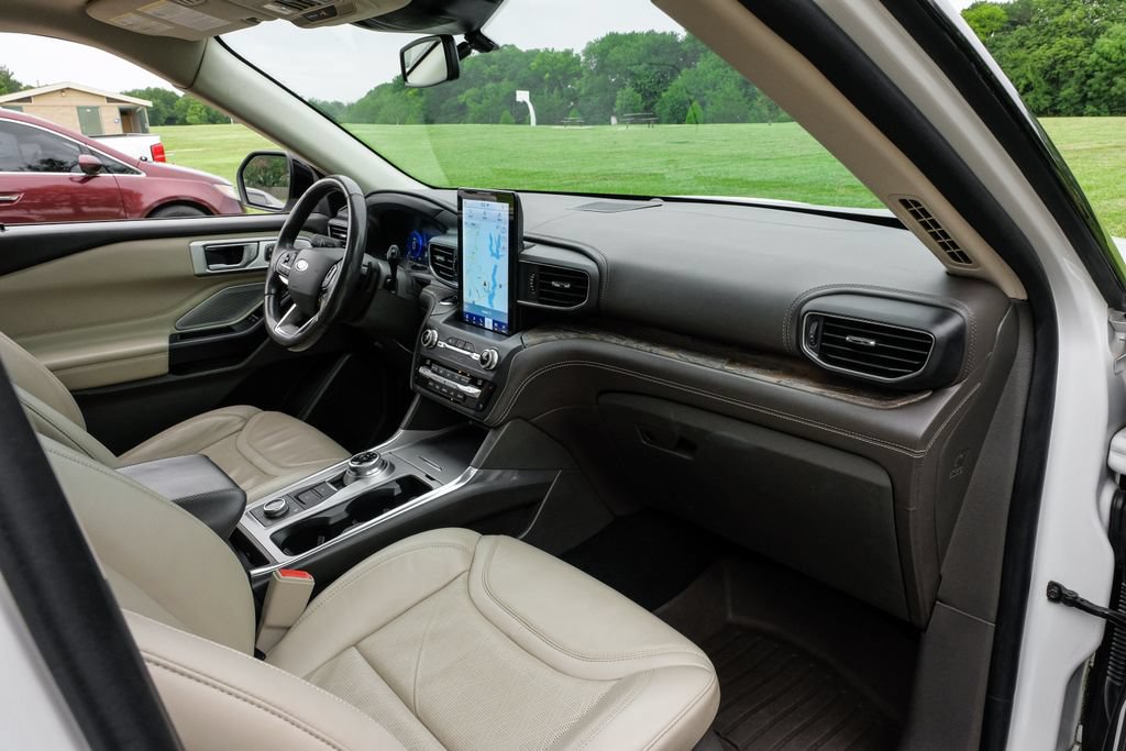 Used 2020 Ford Explorer Platinum w/ Premium Technology Package AWD/4WD image 17