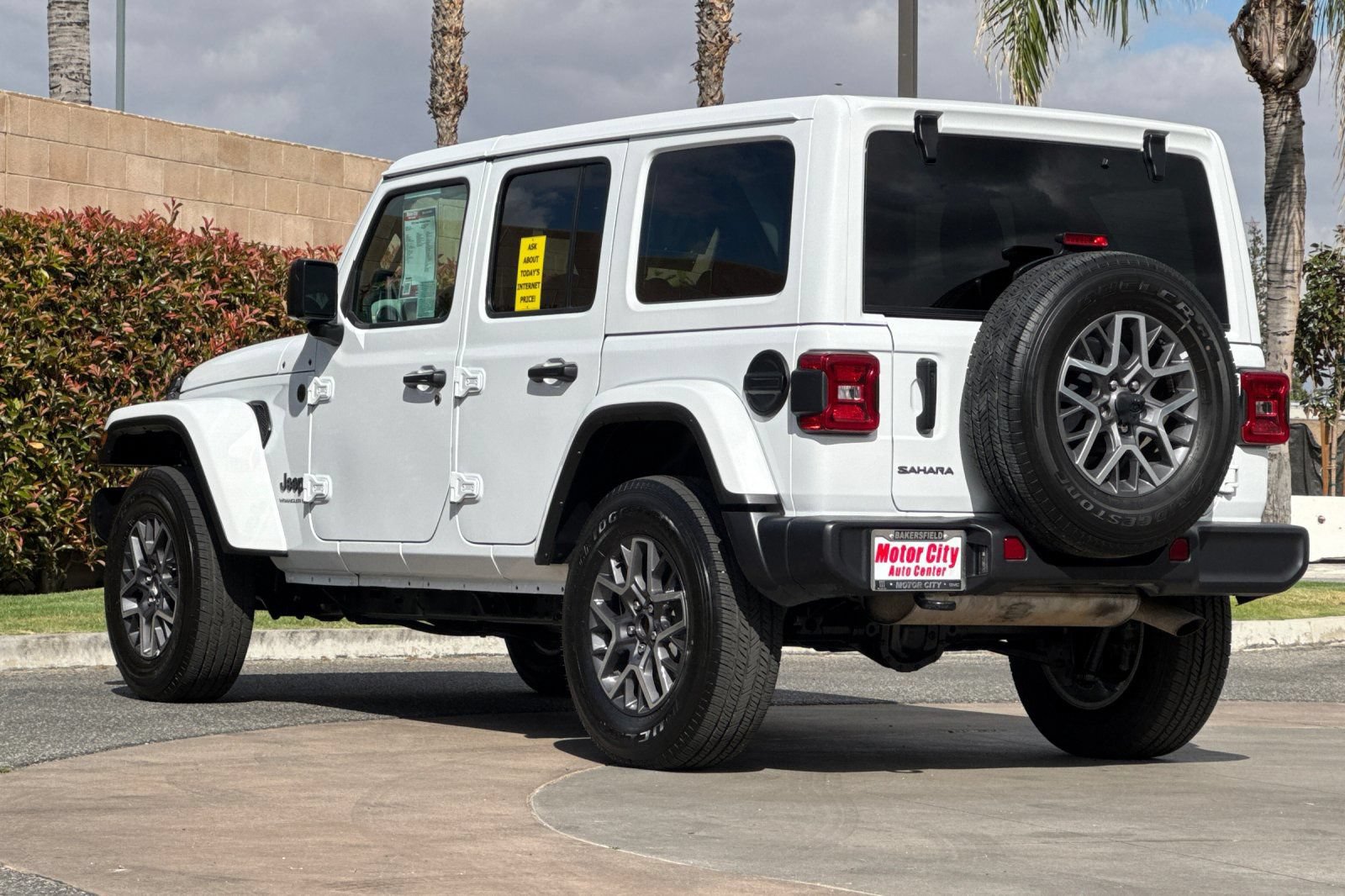 Used 2025 Jeep Wrangler Unlimited Sahara AWD/4WD image 6