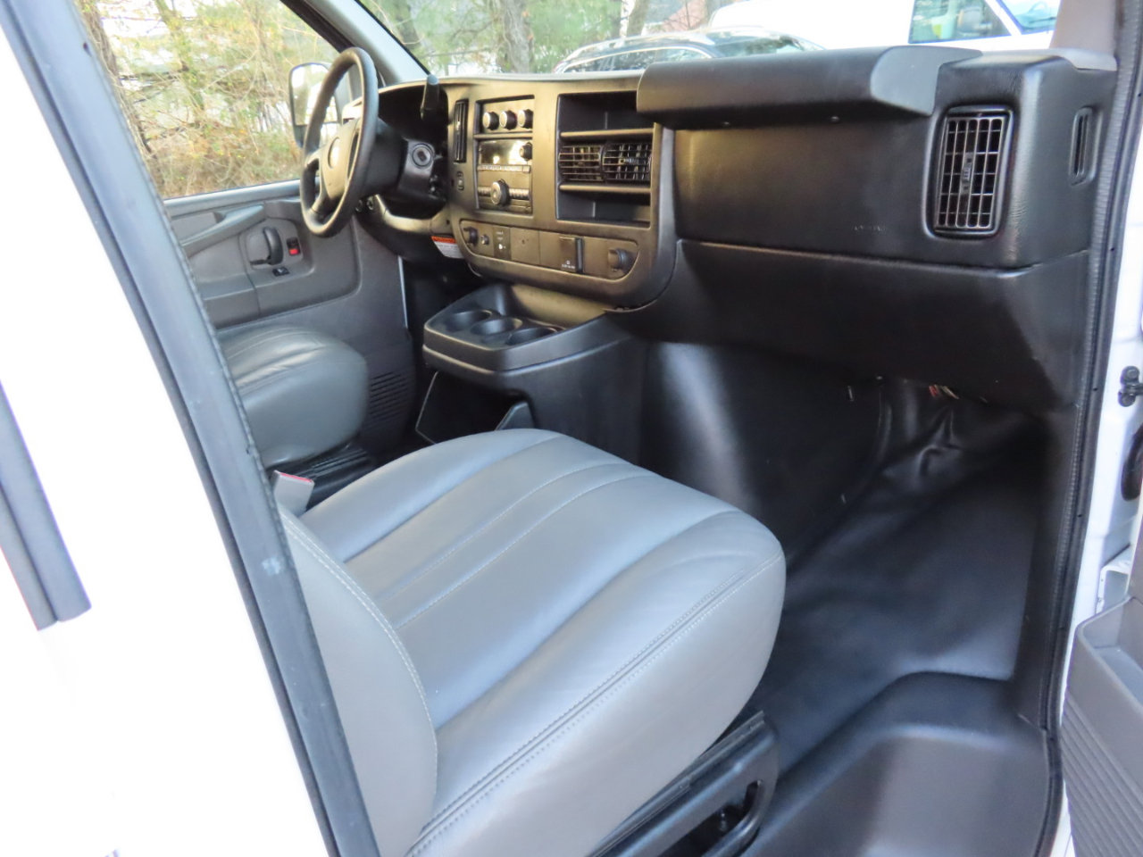 Used 2015 Chevrolet Express 2500 image 9