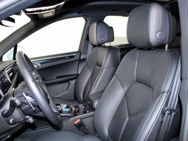 Used 2025 Porsche Macan image 20