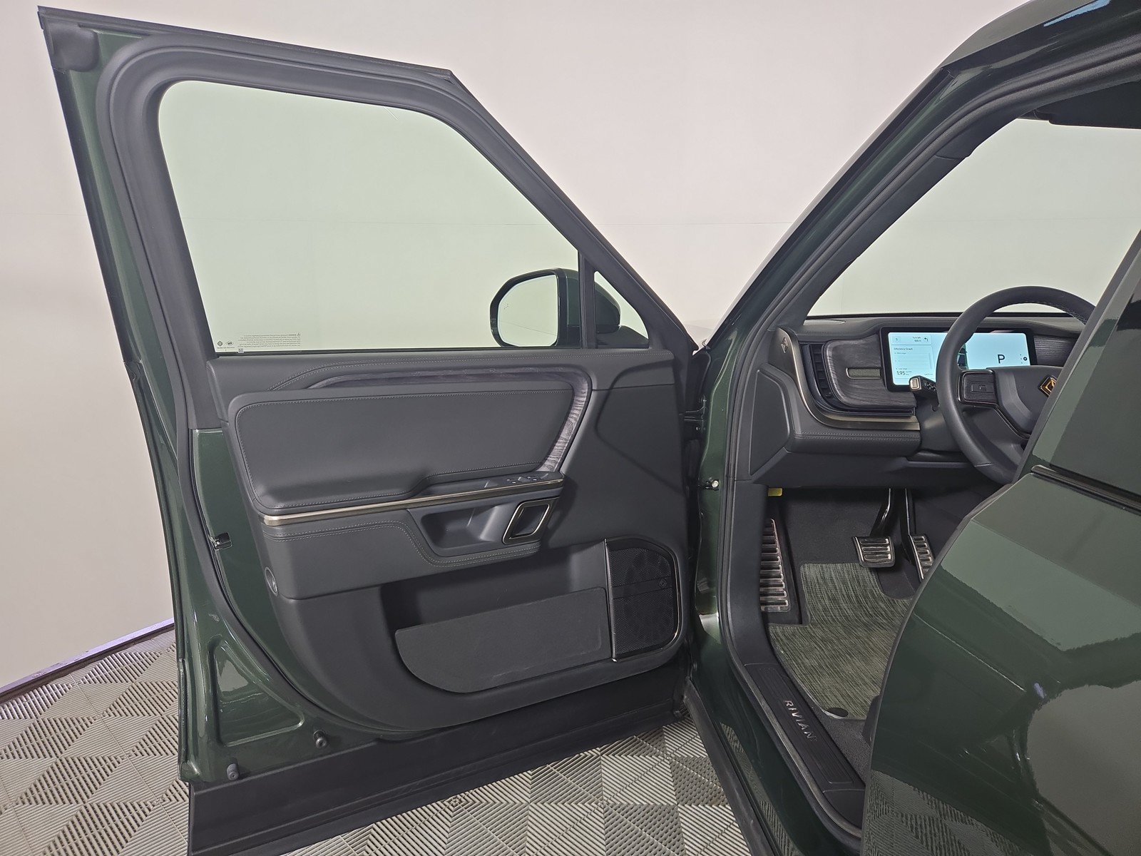 Used 2024 Rivian R1T Adventure AWD/4WD image 16