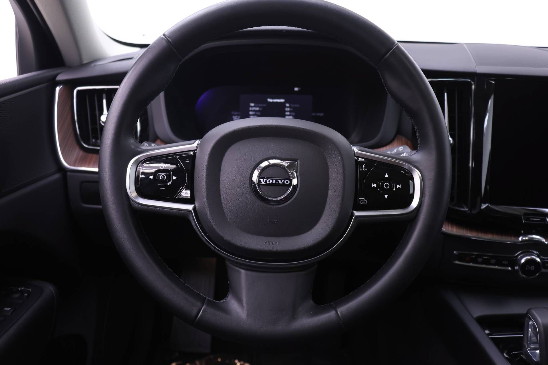 Certified 2024 Volvo XC60 T8 Plus w/ Climate Package AWD/4WD image 17
